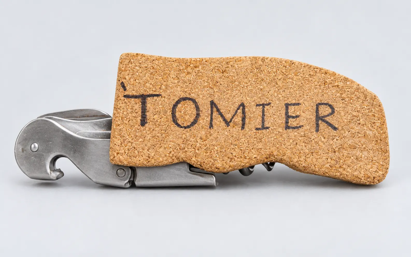 Prototype fermé avec le nom Tomier écrit sur la poignée en liège, photo retouchée.